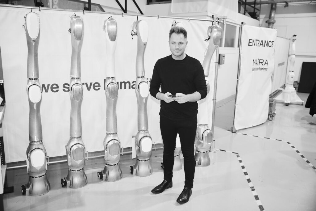 David Reger vor unterschiedlichen Maschinen.