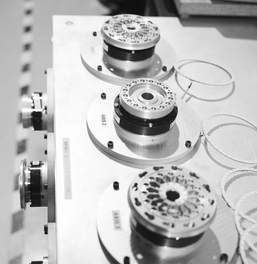 Mehrere runde Maschinenteile.