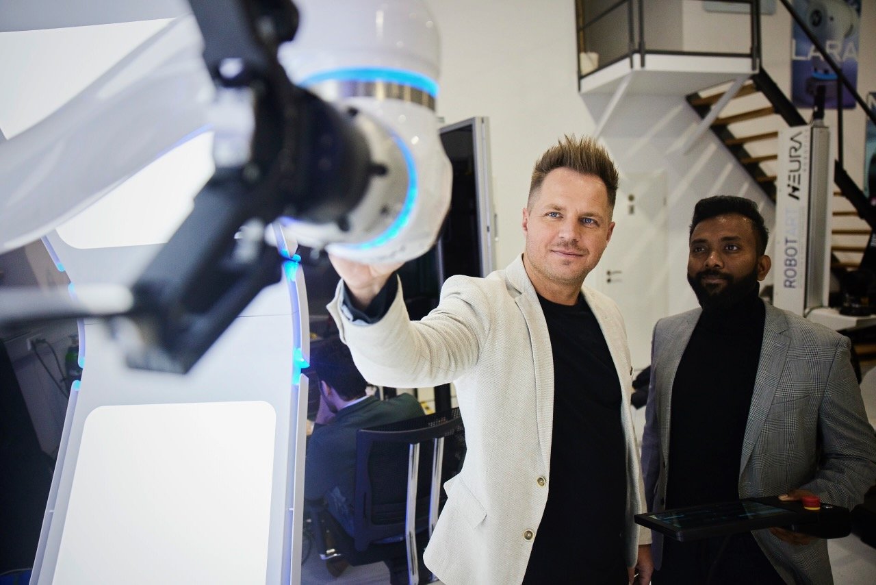 David Reger in front of an instrument.