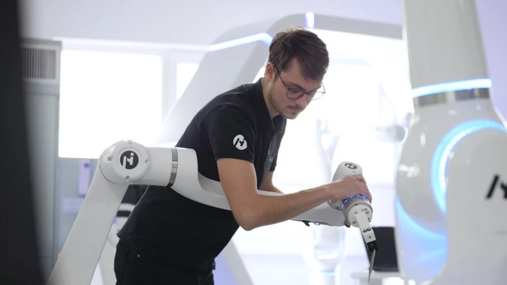 Ein Mann der an einer Maschine arbeitet.