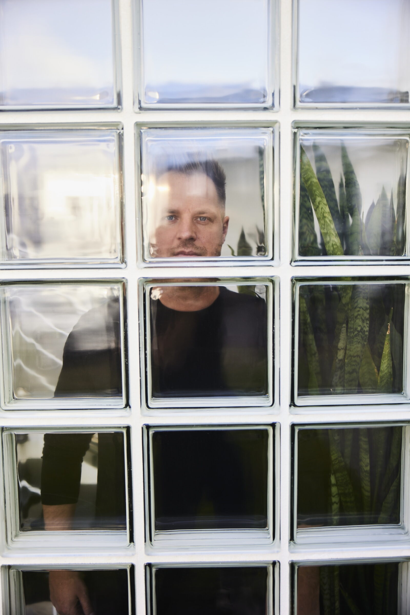 David Reger blickt aus einem Fenster.