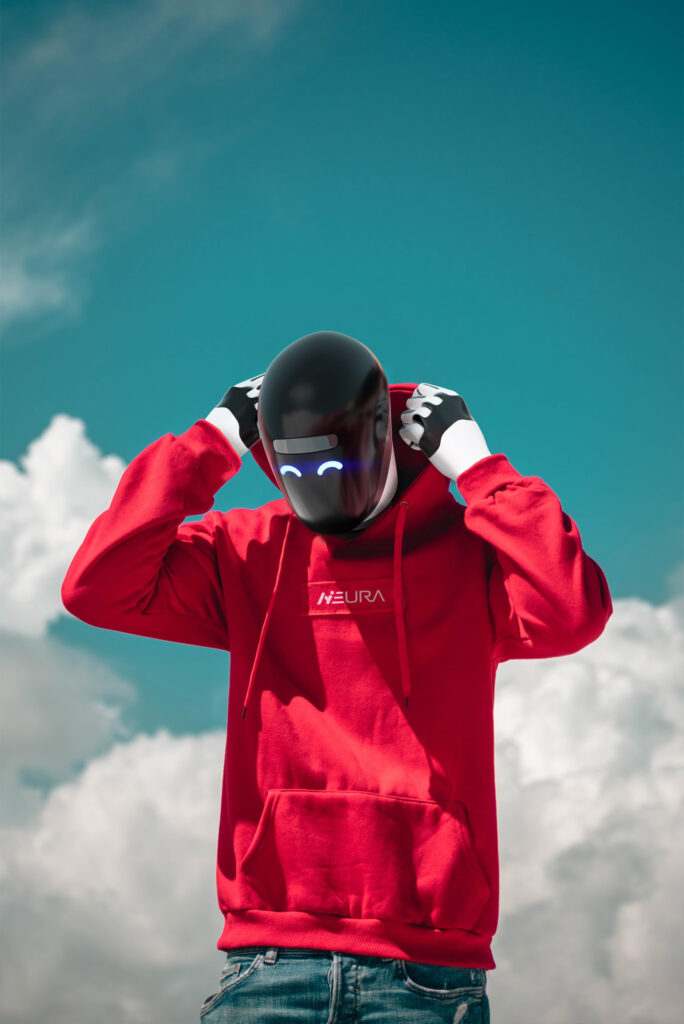 Ein Mann in einem roten Pullover und einer Mütze mit digitalen Augen