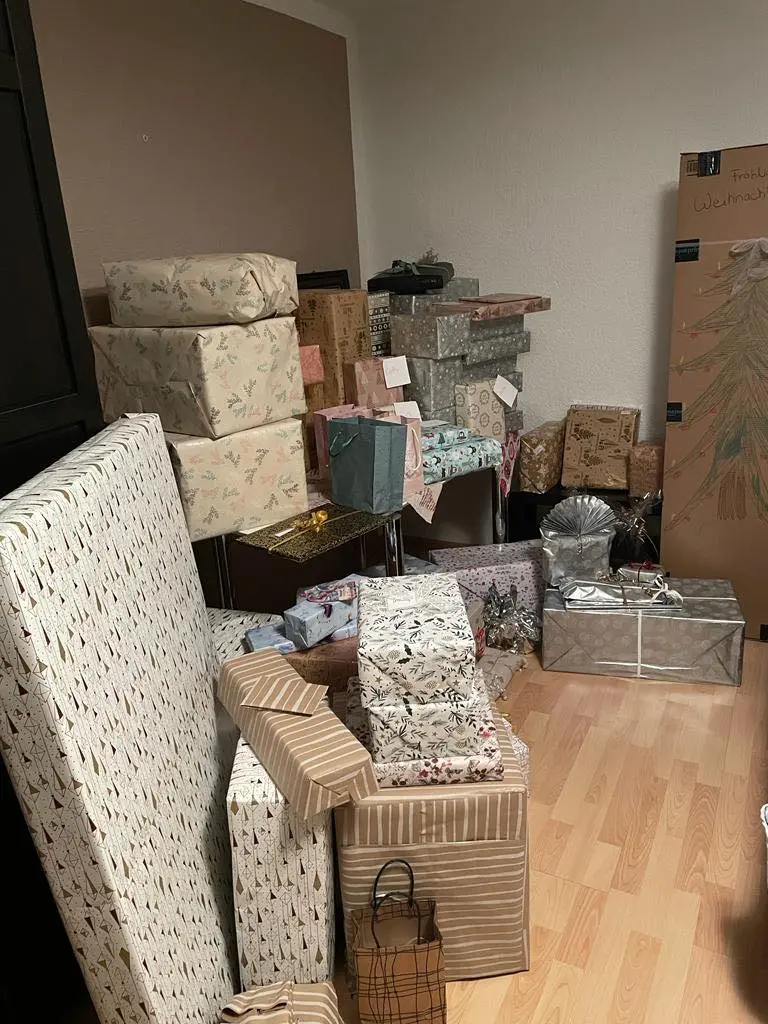 Ein Foto auf dem viele Geschenke zu sehen sind.