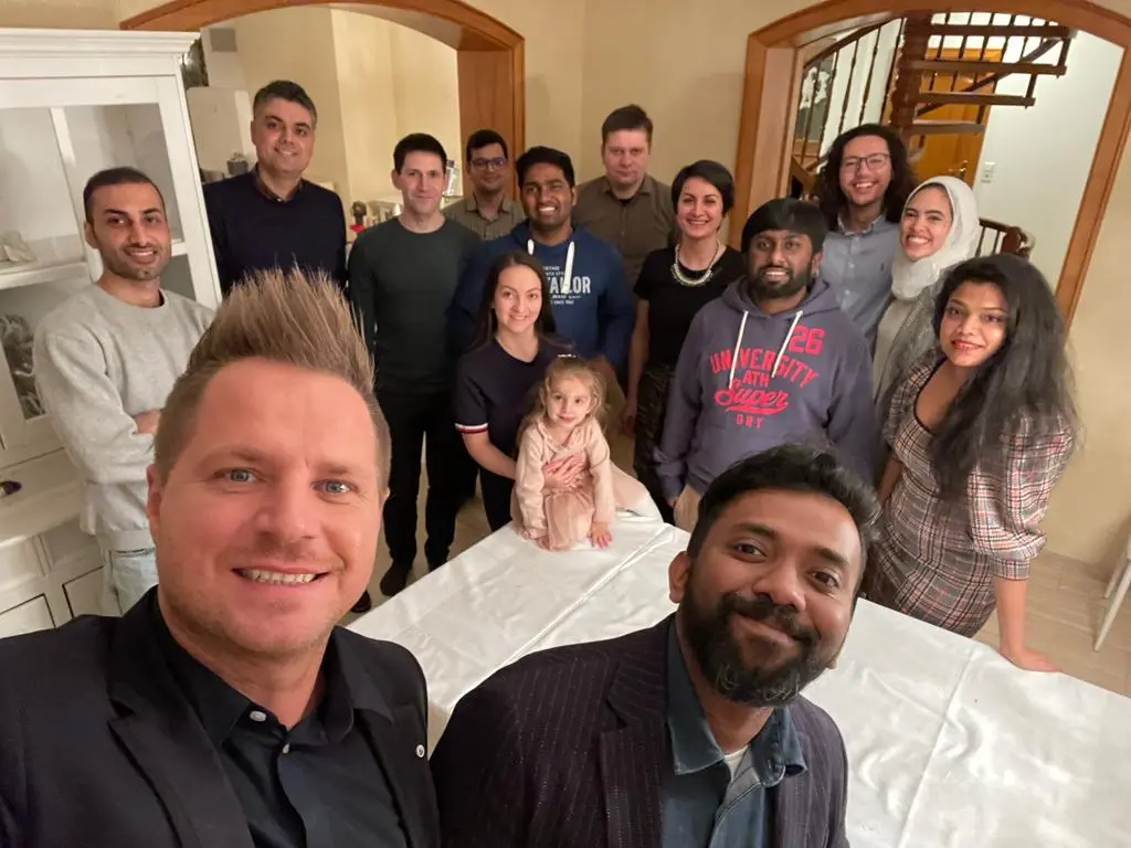 David Reger bei einem Treffen mit Leuten.